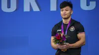 Lifter putra Indonesia Rahmat Erwin Abdullah saat upacara pengalungan medali final 73 kilogram Grup A Asian Games 2022 di Xiaoshan Sports Centre Gymnasium, Hangzhou, China, Selasa (3/10/2023). (AP Photo/Louise Delmotte)