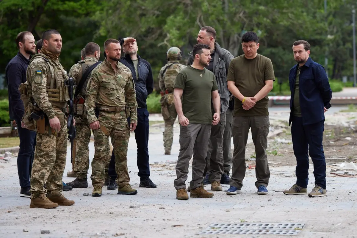 Presiden Ukraina Volodymyr Zelensky blusukan garis depan negaranya di tengah invasi Rusia.