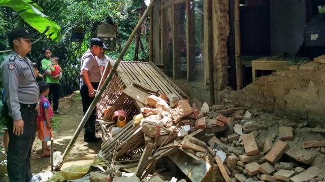 Total sebanyak 110 rumah di Kabupaten Banyumas rusak akibat gempa Jawa, 22 rusak berat, empat roboh. (Foto: Liputan6.com/Muhamad Ridlo)