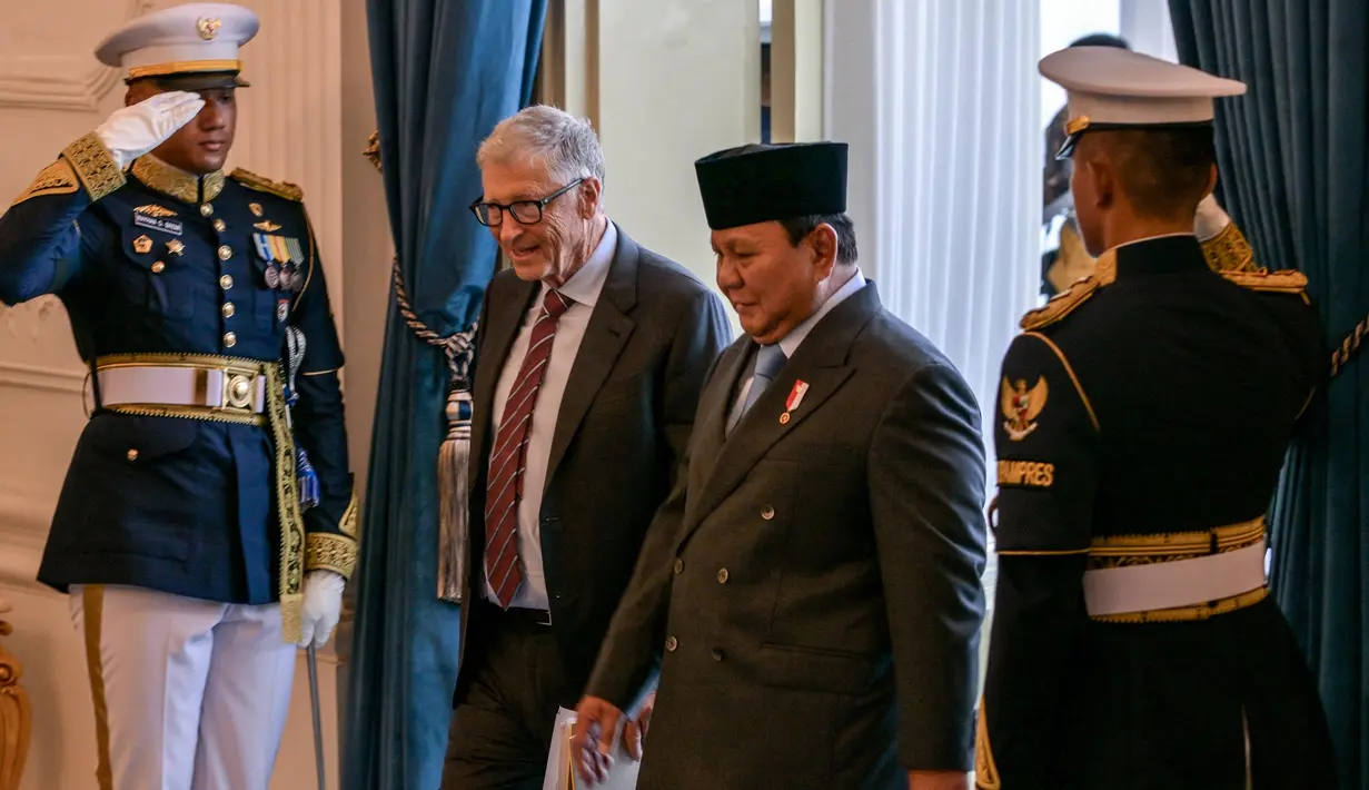 Sebelumnya, Presiden Republik Indonesia, Prabowo Subianto (kedua kanan) menyambut langsung kedatangan pendiri Microsoft dan filantropis Bill Gates di Istana Merdeka, Jakarta, 7 Mei 2025. (BAY ISMOYO/AFP)