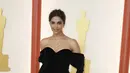 Deepika Padukone berpose saat tiba menghadiri acara Academy Awards ke-95 di Teater Dolby di Los Angeles pada hari Minggu, 12 Maret 2023. Deepika tampil anggun dengan busana dari rumah mode Louis Vuitton. Ia memilih dress hitam berbahan velvet yang membuatnya tampak anggun. (Photo by Jordan Strauss/Invision/AP)