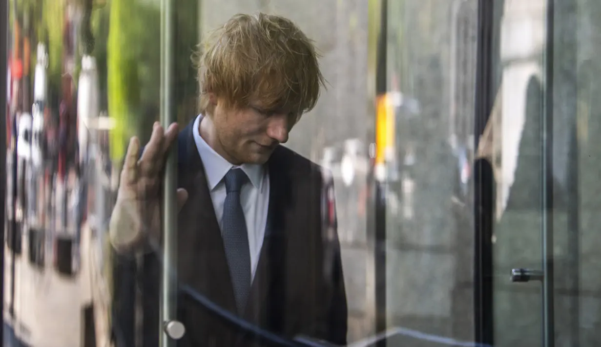 <p>Refleksi gambar pada kaca memperlihatkan Ed Sheeran saat berjalan ke Pengadilan Federal Manhattan untuk menjalani sidang hak cipta lagu 'Thinking Out Loud' yang diduga menjiplak lagu klasik Marvin Gaye. (AP Photo/Brittainy Newman)</p>