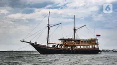 Kapal Augustine Phinisi saat bersandar di kawasan Ancol, Jakarta, Selasa (23/3/2021). Augustine Phinisi merupakan kapal phinisi kayu liveaboard yang dibuat secara tradisional. (merdeka.com/Iqbal S. Nugroho)