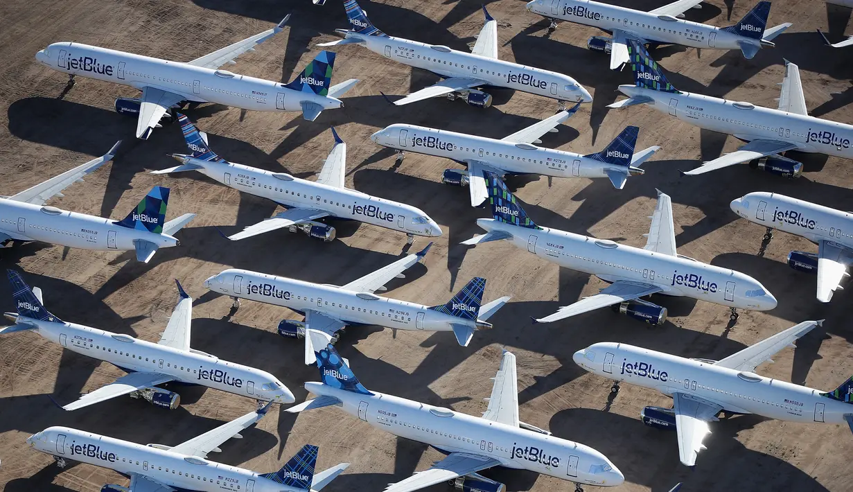 Pesawat komersial jetBlue yang dinonaktifkan dan ditangguhkan terlihat disimpan di Pinal Airpark, Marana, Arizona, Amerika Serikat, 16 Mei 2020. Pinal Airpark adalah fasilitas penyimpanan pesawat komersial terbesar di dunia. (Christian Petersen/Getty Images/AFP)