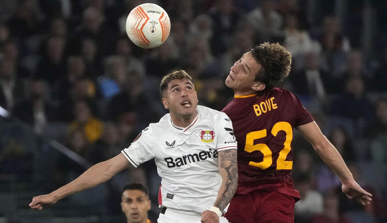 Pemain AS Roma, Edoardo Bove (kanan) berebut bola dengan pemain Bayer Leverkusen, Exequiel Palacios pada laga leg pertama semifinal Liga Europa 2022/2023 di Olympic Stadium, Roma, Jumat (12/05/2023) WIB. Pertandingan dimenangkan oleh AS Roma dengan skor 1-0. (AP Photo/Gregorio Borgia)