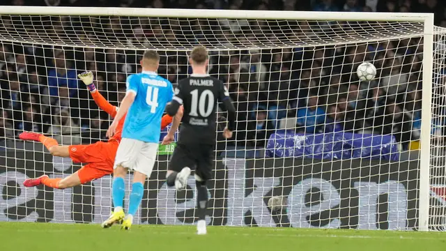 Pemain Napoli Antonio Vergara mencetak gol pertama bagi timnya pada laga fase liga Liga Champions antara Napoli vs Chelsea