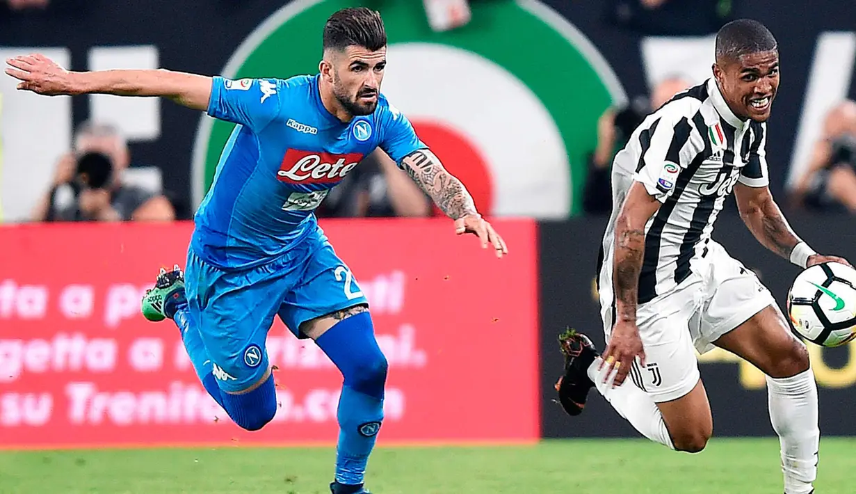 Gelandang Juventus, Douglas Costa (kanan) berebut bola dengan bek Napoli, Elseid Hysaj saat bertanding pada lanjutan Liga Serie A Italia di Stadion Allianz di Turin (22/4). Juventus takluk atas Napoli 1-0. (AP Photo/Alessandro Di Marco)