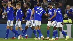 Gelandang Leicester City, Ayoze Perez (kedua kanan) berselebrasi dengan rekan satu timnya setelah mencetak gol ke gawang Napoli pada pertandingan Grup C Liga Europa di Stadion King Power di Leicester, Inggris, Jumat (16/9/2021). Leicester City bermain imbang atas Napoli 2-2. (AP Photo/Rui Vieira)
