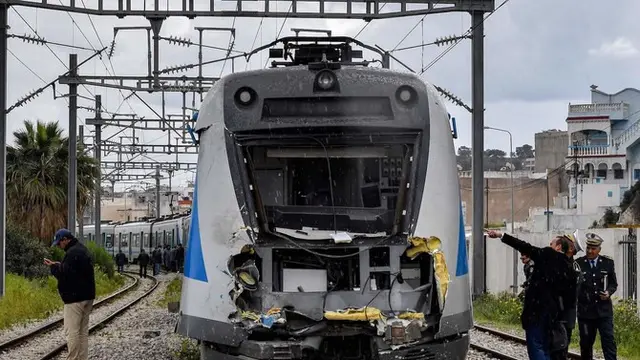 Polisi memeriksa kerusakan salah satu lokomotif dalam tabrakan kereta api di daerah Jbel Jelloud di selatan ibu kota Tunisia Tunis pada 21 Maret 2022. (Fethi Belaid/AFP)