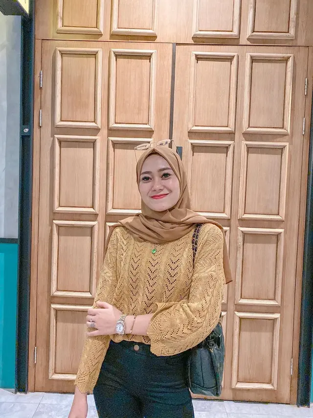 6 Pesona Vita Alvia saat Pakai Hijab, Makin Anggun