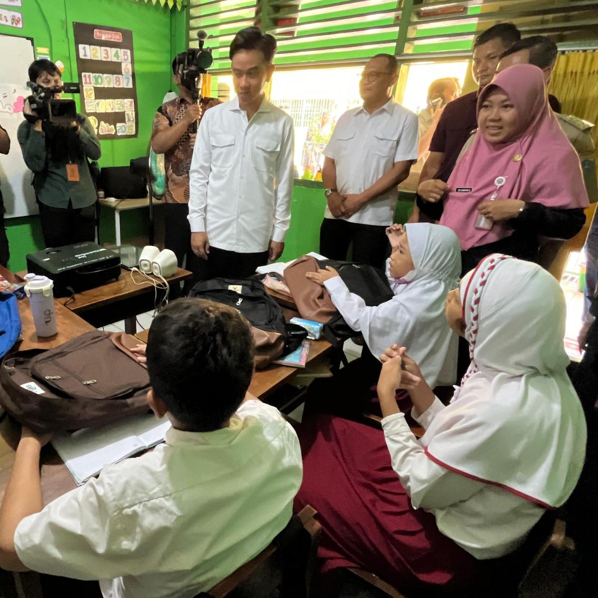 Gibran Tinjau Makan Bergizi Gratis di Slipi
