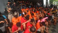 Sejumlah tersangka dihadirkan saat rilis Operasi Cipta Kondisi jelang Asian Games 2018 di Polda Metro Jaya, Jakarta, Jumat (13/7). Operasi ini bertujuan memberantas premanisme, curat, curas, curanmor, dan tindak kriminal lainnya. (Merdeka.com/Imam Buhori)