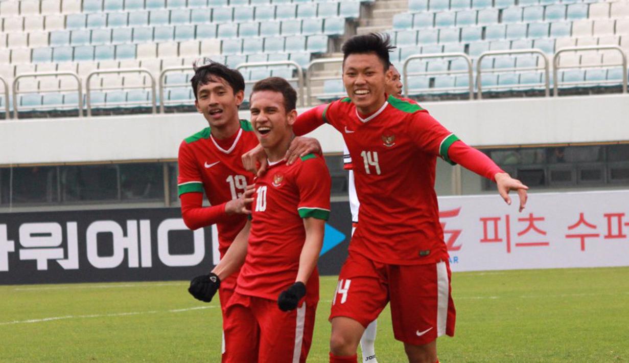 Para pemain Timnas Indonesia U-19 merayakan gol Egy Maulana Vikri saat melawan Timor Leste pada laga Kualifikasi Piala Asia 2017 di Stadion Paju Public, Korea Selatan, 2/11/2017). Indonesia menang 5-0. (PSSI/Bandung Saputra)