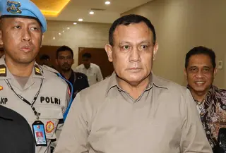 Beberapa anggota kepolisian mendampingi mantan Kapolda Sumatera Selatan itu hingga masuk ke dalam mobil Toyota Fortuner berwarna hitam doff. (Liputan6.com/Faizal Fanani)