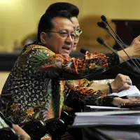 Ketua DPD Irman Gusman (tengah) saat memimpin Sidang Paripurna Luar Biasa DPD RI di Kompleks Parlemen, Jakarta, Rabu (13/4/2016). Irman Gusman diinterupsi anggota DPD yang menolak dirinya memimpin sidang. (Liputan6.com/Johan Tallo)