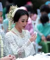 Kebahagiaan tengah menyelimuti pasangan Rinni Wulandari dan Jevin Julian yang baru saja resmi menjadi sepasang suami istri. Ikrar janji suci diucapkan Jevin di hadapan penghulu dan tamu undangan. (Deki Prayoga/Bintang.com)
