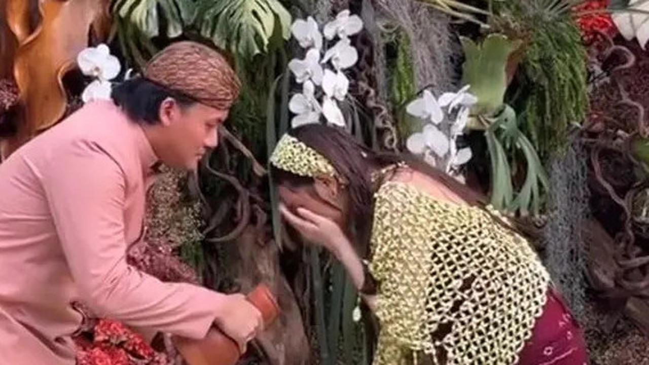 Momen Haru Mahalini Dituntun Berwudhu dan Baca Al-Fatihah oleh Rizky Febian di Acara 7 Bulanan