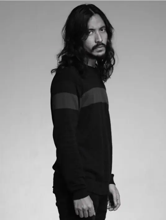 Tidak hanya tato angka 420 di tangan, di dada penyanyi 34 tahun itu juga penuh dengan tato elang yang melebarkan sayapnya. Pada media beberapa tahun lalu, elang menujukkan konsep kuat. (Instagram/marcello_tahitoe)