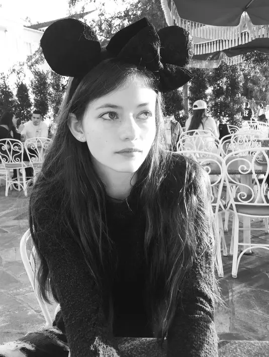 Yang tak berubah dari Mackenzie Foy adalah, ia tetap mempertahankan gaya rambut panjangnya. (instagram/mackenziefoy)
