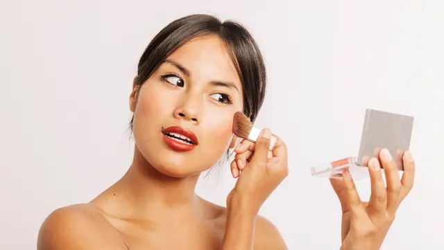 Ingin Tampil Glowing di Berbagai Acara? Ini Tips Makeup Soft Bronze dengan Glossy Lip