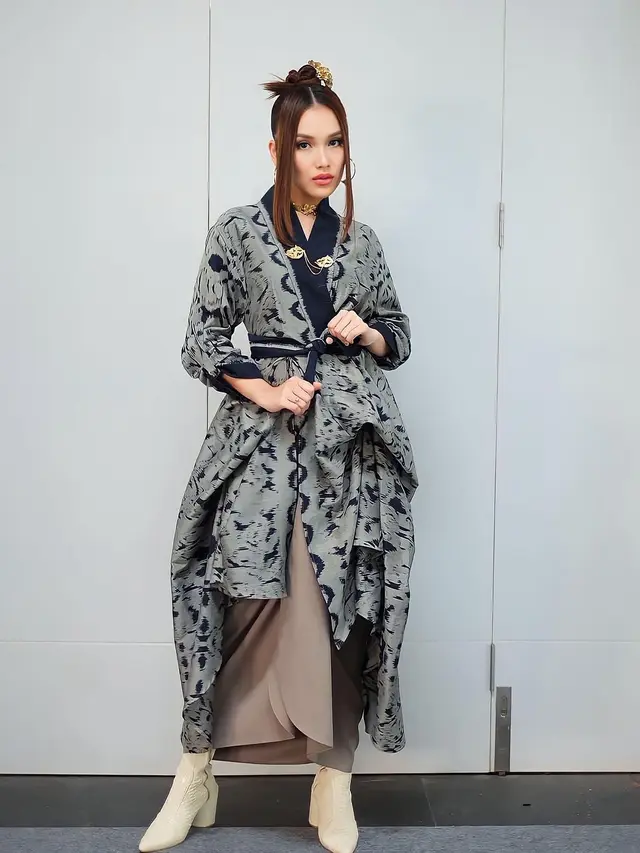 6 Gaya Manggung Ayu Ting Ting Pakai Wastra, Padu Padan Elegan nan Modern