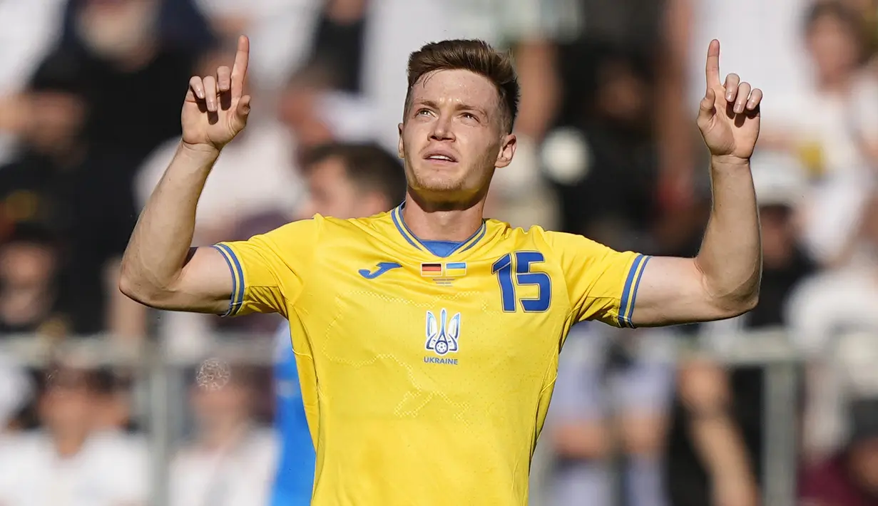 Selebrasi pemain Timnas Ukrain, Viktor Tsygankov, setelah mencetak dua gol ke gawang Jerman dalam laga persahabatan internasional FIFA Matchday 2023 yang digelar di Weserstadion, Bremen, Senin (12/6/2023) malam WIB. (AP Photo/Martin Meissner)