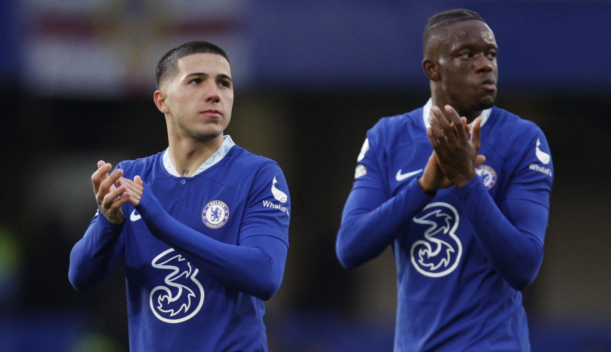 Pemain Chelsea, Enzo Fernandes (kiri) dan Denis Zakaria memberikan penghormatan kepada penonton setelah timnya berhasil mengalahkan Leeds United pada laga pekan ke-26 Liga Inggris 2022/2023 yang berlangsung di Stamford Bridge, London, Sabtu (05/03/2023) malam WIB. The Blues menang dengan skor 1-0. (AP Photo/David Cliff)