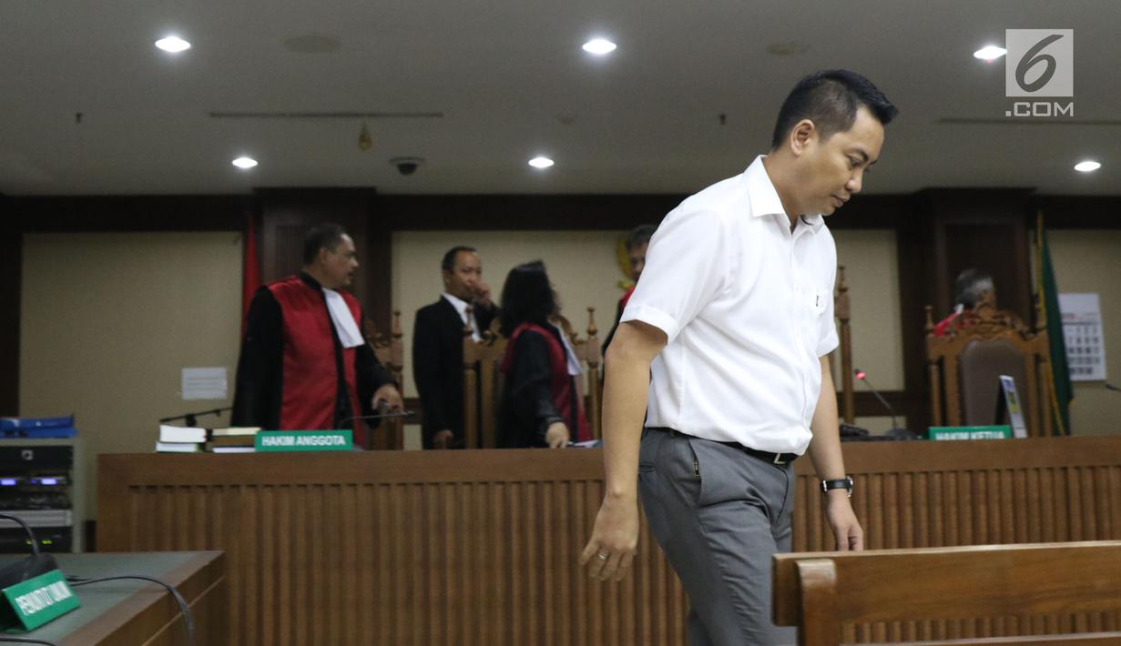Terdakwa dugaan suap pengadaan satelit monitoring Bakamla, Fayakhun Andriadi usai menjalani sidang tuntutan di Pengadilan Tipikor, Jakarta, Rabu (21/11). Fayakhun divonis bersalah dan dihukum delapan tahun penjara. (Liputan6.com/Helmi Fithriansyah)
