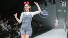 Model mengenakan baju koleksi Matahari Department Store pada Jakarta Fashion Week 2018 di Senayan City, Selasa (24/10). Mengangkat tema Rocks & Fun, koleksi tersebut menandai lima tahun keikutsertaan Matahari dalam ajang JFW. (Liputan6.com/Faizal Fanani)