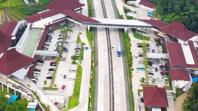 Rest Area Pendopo KM 456A-456B terletak di ruas Tol Semarang - Solo memiliki sky bridge