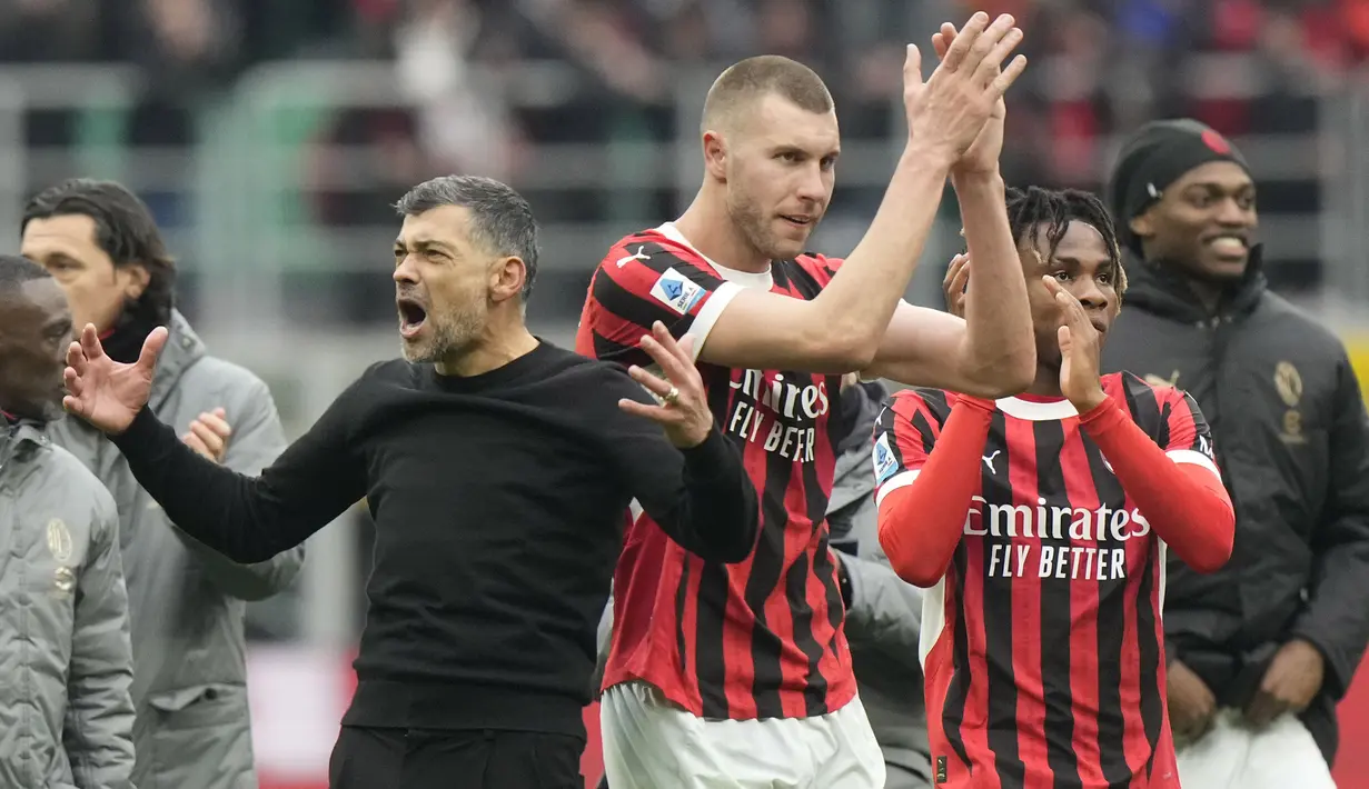 Pelatih AC Milan, Sergio Conceicao merayakan kemenangan timnya atas Parma pada laga lanjutan Liga Italia 2024/2025 di San Siro, Milan, Italia, Senin (27/01/2025) dini hari WIB. (AP Photo/Luca Bruno)