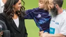 Meghan dan Harry bertemu dengan Walter Cullen. Seorang anak tiga tahun yang sepertinya sangat menyukai Meghan Markle. (Getty Images/Cosmopolitan)