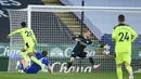 Gelandang Newcastle United, Joe Willock (kiri) melepaskan tendangan yang berbuah gol pertama timnya ke gawang Leicester City dalam laga lanjutan Liga Inggris 2020/2021 pekan ke-35 di King Power Stadium, Leicester, Jumat (7/5/2021). Newcastle menang 4-2 atas Leicester. (AFP/Michael Regan/Pool)