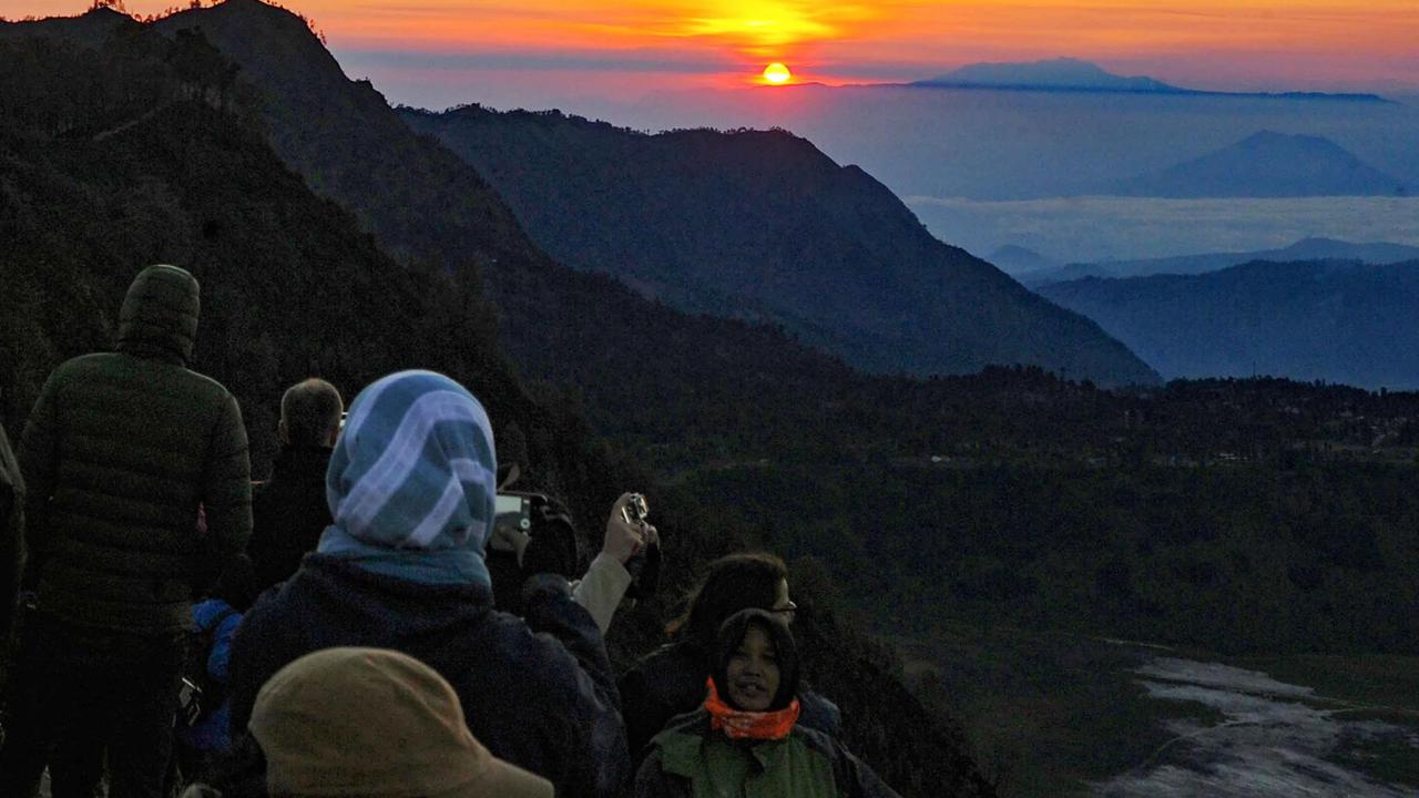 FOTO: Kilau Emas Matahari Pagi di Bromo yang Tak Pernah Kehilangan Pesona