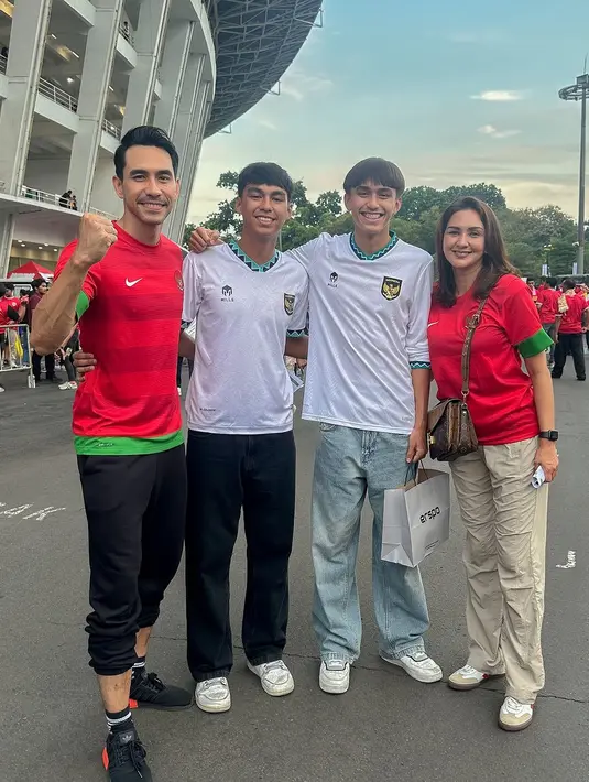 Sementara Darius dan Donna kompak kenakan jersey timnas warna merah, dua putranya memilih jersey timnas versi warna putih. [@darius_sinathrya].