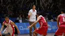 Pelatih tim basket Indonesia, Fictor Roring (kedua kiri) memerhatikan laga timnya melawan Singapura di semifinal SEA Games ke-28 di OCBC Arena Singapore, Minggu (14/6/2015). Indonesia unggul 87-74 atas Singapura. (Liputan6.com/Helmi Fithriansyah)