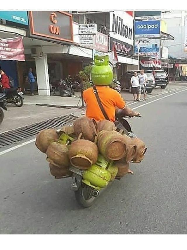 6 Kelakuan Bapak-Bapak Bawa Tabung Gas Pakai Motor Ini Bikin Heran