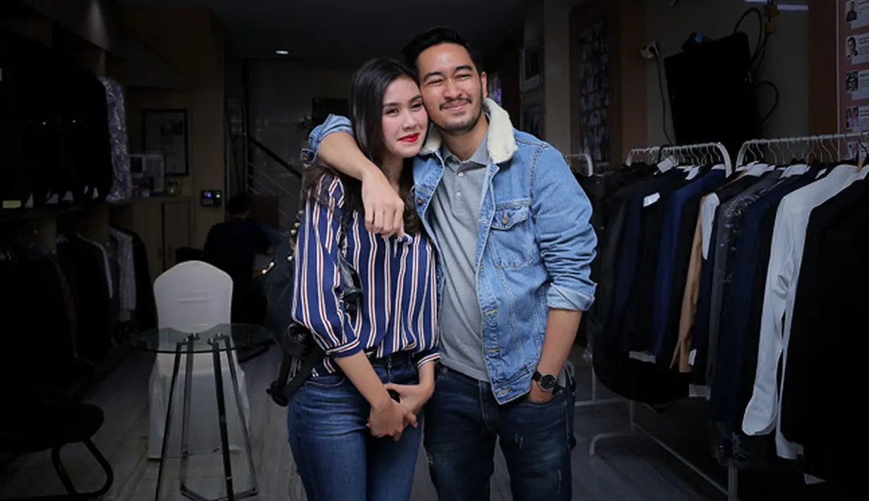 "Kasih (masukan) lah. Saya juga yang nemuin foto pilihan tuksedonya. Terus ada satu jas yang aku dan jeje suka. Inspirasinya lihat majalah, googling, dan lainnya," ucap Syahnaz. (Deki Prayoga/Bintang.com)