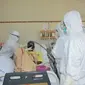 Bupati Banyumas, Achmad Husein meninjau langsung perawatan pasien Covid-19 di ruang ICU Isoasi RS Margono Sukarjo. (Liputan6.com/Humas Pemkab Banyumas)