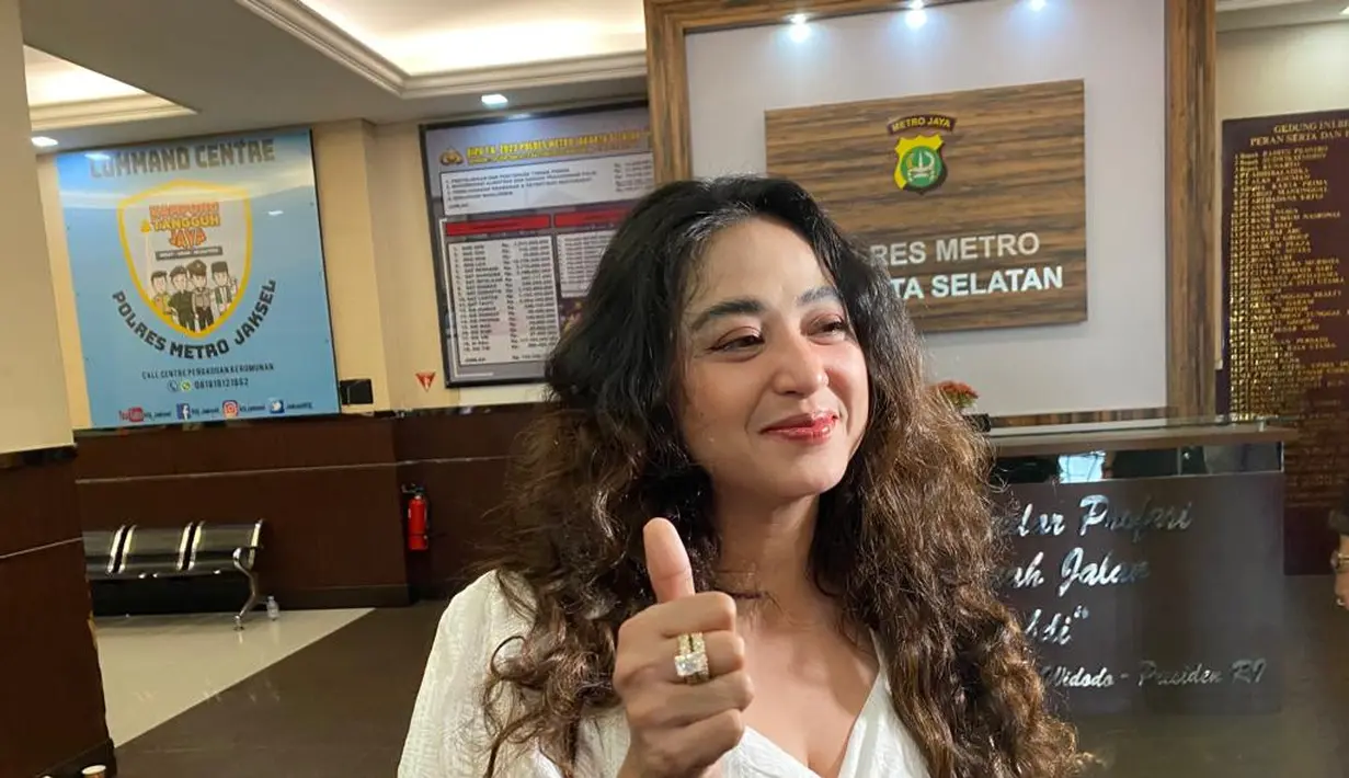 Dewi Perssik bergerak cepat menyisir nama-nama akun yang meresahkan dirinya. "Saya nggak tahu namanya (terduga pelaku penghinaan) itu siapa. Ada beberapa akun, cuma saya tulis nama akunnya saja. Saya tidak tahu orang itu," sambungnya. (ist - Munady Widjaja)