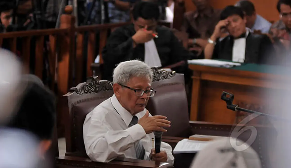 Tim kuasa hukum KPK menghadirkan dosen Universitas Padjajaran, Bernard Arif Sidharta untuk menjadi saksi ahli dalam sidang praperadilan Komjen Budi Gunawan (BG) di Pengadilan Negeri Jakarta Selatan, Jumat (13/2/2015). (Liputan6.com/Johan Tallo)