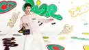 Pada sepatu kets B35 NXXT didesain dengan kuning neon dan merah. Dipasangkan dengan perhiasan kuningan seperti kalung, gelang, dan bros. [Dior]