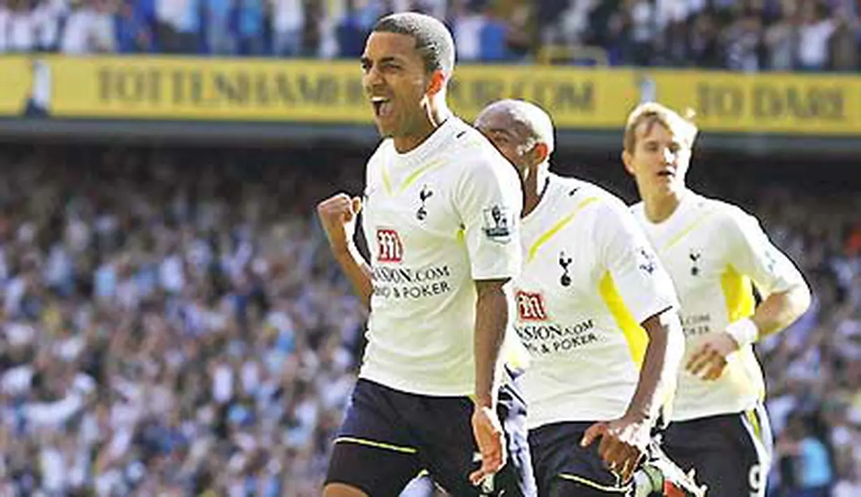 Aksi selebrasi winger Tottenham Hotspur, Aaron Lennon (kiri) menyambut gol penentu kemenangan yang dicetaknya menghadapi Birmingham City dalam lanjutan Liga Premier di White Hart Lane, 29 Agustus 2009. AFP PHOTO/GLYN KIRK