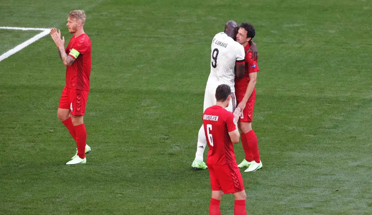Pemain bertepuk tangan untuk mendukung Christian Eriksen pada selama laga Grup B EURO 2020 antara Denmark dan Belgia di Stadion Parken di Kopenhagen, Kamis (17/6/2021). Duel Denmark vs Belgia berhenti sejenak pada menit ke-10 untuk memberi penghormatan kepada Eriksen. (HANNAH MCKAY / POOL / AFP)