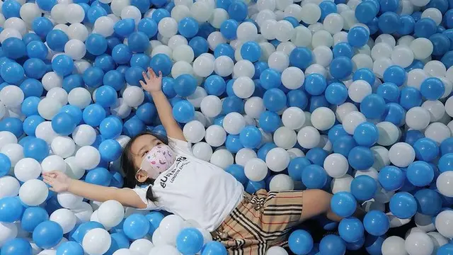 Momo Geisha mengajak anak-anaknya bermain di salah satu taman bermain Singapura. (Foto: Instagram/therealmomogeisha)