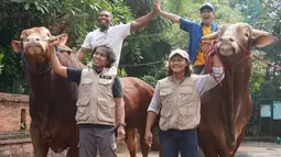 Irfan Hakim turut mengajak Tarzan untuk menunggangi Golden dan Wariso. Tarzan menaiki Golden dan Irfan Hakim menaiki Wariso. Kedunya terlihat begitu senang menaiki kedua hewan kurban tersebut. (Liputan6.com/IG/irfanhakim75)