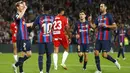 <p>Gelandang Barcelona, Frenkie de Jong (kiri) berselebrasi dengan rekan setimnya usai mencetak gol ke gawang Almeria selama pertandingan lanjutan La Liga Spanyol di stadion Camp Nou di Barcelona, Spanyol, Minggu (6/11/2022). Barcelona menang atas Almeria dengan skor 2-0. (AP Photo/Joan Monfort)</p>