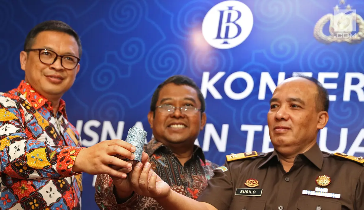 Direktur Eksekutif Departemen Pengelolaan Uang BI Suhaedi bersama Direktur Tipideksus, Brigjen Pol. Agung Setya menunjukkan residu atau sisa uang palsu dalam pemusnahan di Gedung Bank Indonesia (BI), Jakarta, Rabu (26/7). (Liputan6.com/Immanuel Antonius)