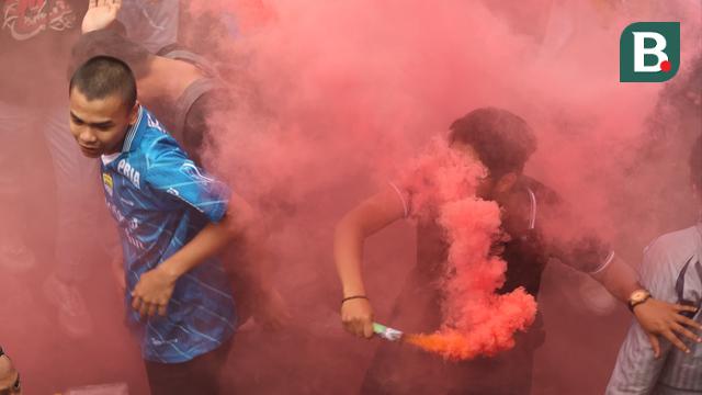 Foto: Sambut Kedatangan Skuad Persib usai Juara Championship Series BRI Liga 1 2023/2024, Bobotoh Lakukan Pawai di Kota Bandung