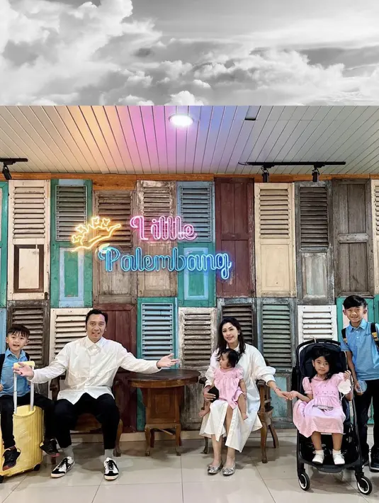 Kali ini, ia juga bermain pada warna cerah. Seru memadukan warna pink, biru dan putih, cara pakai warna kompak untuk keluarga bisa ditiru dengan cara ini.  [Foto: Instagram/ Foto: Ruby_26/ebyfamily]